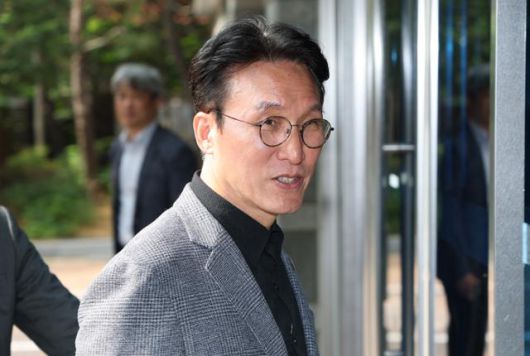 김민석 국무총리 후보자가 18일 서울 종로구 통의동 금융감독원 연수원에 마련된 인사청문회 준비 사무실로 출근하고 있다. 뉴스1