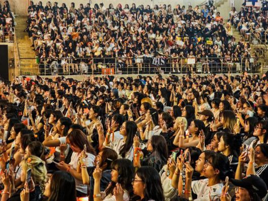 18일 '2025 HLE 글로벌 팬페스트 인 베트남' 행사가 열린 베트남 호찌민시 떤빈 체육관에서 팬들이 선수들을 바라보며 환호하고 있다. 호찌민=허경주 특파원