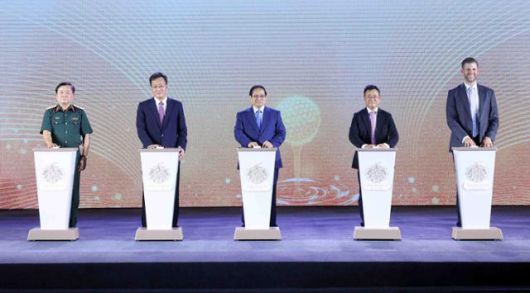 지난달 21일 베트남 흥옌성에서 열린 트럼프 오가니제이션의 고급 리조트 단지 착공식에서 팜민찐(왼쪽 세 번째) 베트남 총리와 도널드 트럼프 미국 대통령의 차남인 에릭 트럼프(맨 오른쪽) 트럼프 오가니제이션 부사장 등 참석자들이 착공 버튼을 누르고 있다. 흥옌=EPA 연합뉴스