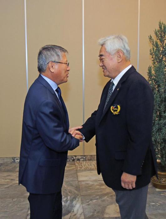 조정원(오른쪽) 세계태권도연맹(WT) 총재와 리용선 국제태권도연맹(ITF) 총재가 2018년 10월 30일 평양 양각도호텔에서 ITF가 주최한 환영만찬에 앞서 악수하고 있다. 세계태권도연맹 제공