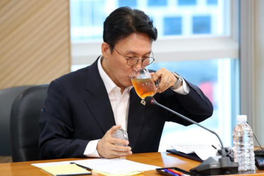 김민석 국무총리 후보자가 20일 대구 수성구 대구디지털혁신진흥원에서 열린 AX 연구거점 조성을 위한 경청 간담회에서 차를 마시고 있다. 뉴시스