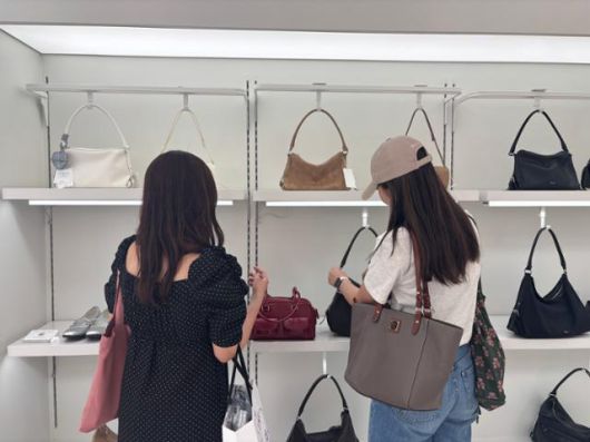 일본인 관광객이 17일 서울 성동구 성수동의 '스탠드 오일' 매장에서 가방을 둘러보고 있다. 정혜원 인턴기자