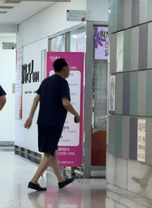 윤석열 전 대통령이 경찰 비상계엄 특별수사단의 2차 출석 요구일이었던 12일 오전, 반바지 차림으로 서울 서초구 아크로비스타 상가를 활보하고 있다. 남동균 인턴기자윤석열 전 대통령이 경찰 비상계엄 특별수사단의 2차 출석 요구일이었던 12일 오전, 반바지 차림으로 서울 서초구 아크로비스타 상가를 활보하고 있다. 남동균 인턴기자