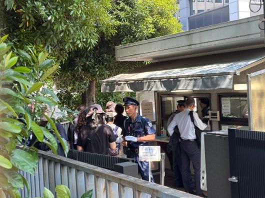 일본군 위안부 관련 한국·일본 시민단체가 20일 이시바 시게루 일본 총리에게 '일본군 성노예제 문제 해결을 요구하는 요청서'를 제출하기 위해 도쿄 총리 관저로 들어가고 있다. 도쿄=류호 특파원