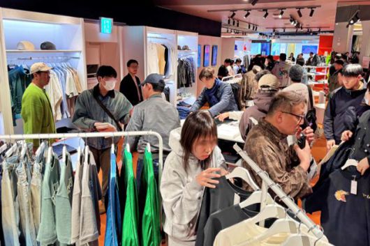 일본 편집숍이자 패션 브랜드인 '빔스(BEAMS)'의 국내 첫 팝업 매장이 열린 4월, 서울 송파구 롯데백화점 내 위치한 매장이 방문객으로 북적이고 있다. 롯데백화점 제공일본 편집숍이자 패션 브랜드인 '빔스(BEAMS)'의 국내 첫 팝업 매장이 열린 4월, 서울 송파구 롯데백화점 내 위치한 매장이 방문객으로 북적이고 있다. 롯데백화점 제공