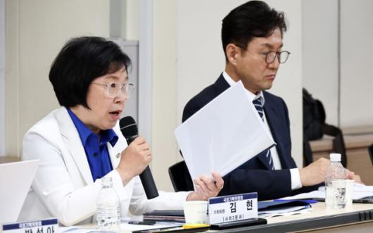 김현(왼쪽) 국정기획위원회 사회2분과 기획위원이 20일 경기 과천시 정부과천청사 방송통신위원회(방통위)에서 열린 국정기획위원회 방통위 업무보고에서 모두발언을 하고 있다. 하상윤 기자