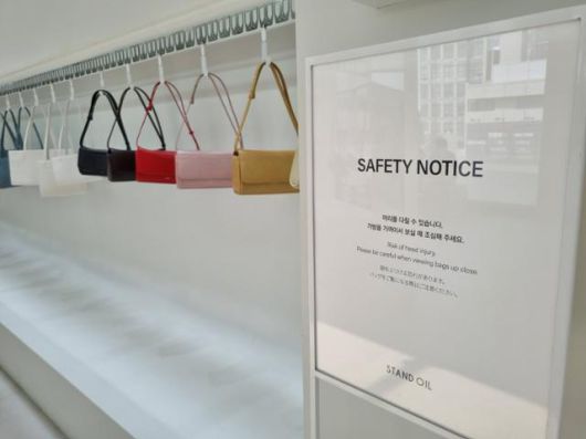 서울 성동구 성수동에 위치한 '스탠드 오일' 매장 내 안내문에 한국어, 영어, 일본어가 병기돼 있다. '스탠드 오일'은 일본인 관광객이 즐겨 찾는 국내 가방 브랜드다. 송옥진 기자