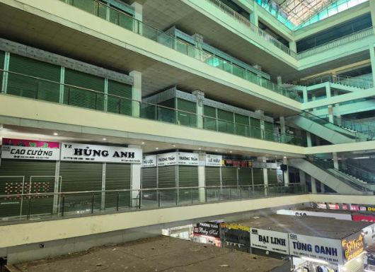 13일 베트남 하노이 닌히엡 시장의 점포 대부분이 정부의 위조품 집중 단속으로 문을 닫았다. 하노이=허경주 특파원