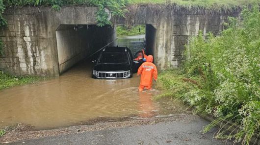 20일 경기 고양시 대화동의 한 지하터널에서 발생한 차량 침수 및 고립 사고 현장에 출동한 소방대원들이 고립된 차량에서 시민을 구조하고 있다. 경기도소방재난본부 제공