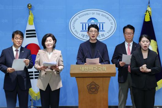 김민석 국무총리 후보자 검증을 위한 인사청문 특별위원회 소속 국민의힘 배준영(왼쪽부터), 김희정, 주진우, 곽규택 의원이 18일 서울 여의도 국회 소통관에서 김 후보자의 수입 및 지출액 차이 관련 자료를 요구하고 있다. 뉴스1