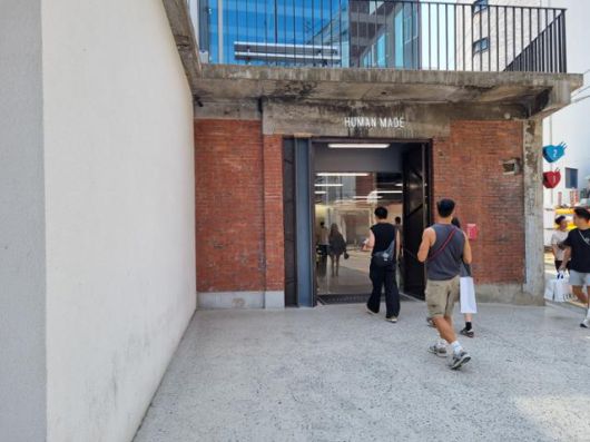 서울 성동구 성수동의 일본 패션 브랜드 '휴먼메이드' 국내 1호점을 찾은 방문객들이 18일 매장으로 들어가고 있다. 송옥진 기자