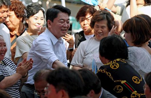 안철수 국민의힘 의원이 18일 대구 중구 서문시장을 찾아 시민들과 인사를 하고 있다. 대구=뉴시스