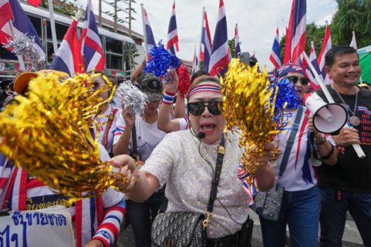 19일 태국 방콕 총리실 인근에서 군부 성향의 보수 인사들로 구성된 시위대가 패통탄 친나왓 총리 사임을 요구하고 있다. 방콕=AP 연합뉴스