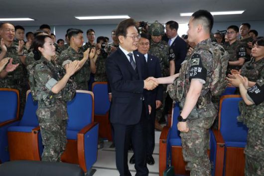 이재명 대통령이 13일 경기 연천군 25사단 비룡전망대를 방문해 장병들을 격려하고 있다. 왕태석 선임기자