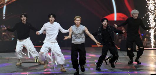 투모로우바이투게더가 '제34회 서울가요대상'에서 최고앨범상과 최고음원상을 모두 품에 안았다. '서울가요대상' 조직위원회 제공