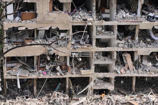 이스라엘 텔아비브에 21일 이란 미사일이 떨어지면서 파괴된 건물에서 구조대원들이 구조 작업을 진행하고 있다. 텔아비브=AP 연합뉴스