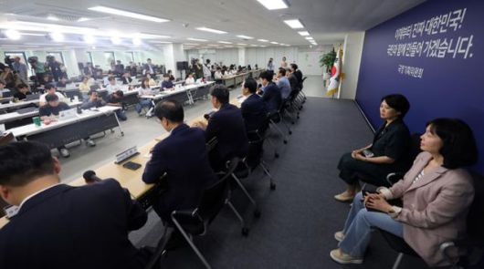 이한주 국정기획위원회 위원장이 22일 서울 종로구 정부서울청사 창성동 별관 브리핑실에서 기자간담회를 하고 있다. 뉴시스