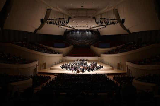 20일 공식 개관한 부산의 첫 클래식 전용홀 콘서트홀은 객석이 무대를 감싸는 빈야드 구조다. 클래식부산 제공