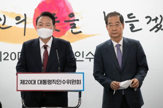 2022년 4월 윤석열 당시 대통령 당선인이 서울 종로구 통의동 대통령직인수위원회 기자회견장에서 신임 국무총리 후보자로 한덕수 전 총리를 지명하는 인사를 발표한 뒤 취재진 질문에 답하고 있다. 연합뉴스