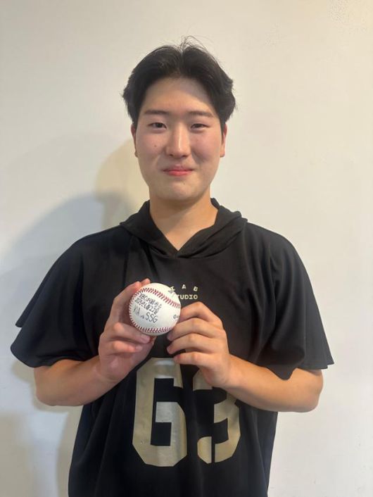 첫 승 기념구를 챙긴 이호민. KIA 제공