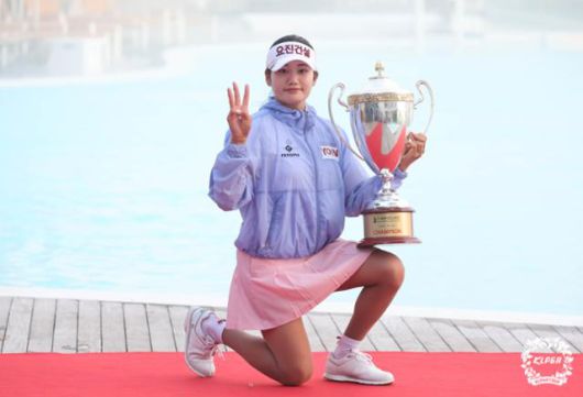 노승희가 22일 경기 안산 더헤븐 컨트리클럽에서 끝난 한국여자프로골프(KLPGA) 투어 더헤븐 마스터즈에서 우승한 후 트로피를 들고 포즈를 취하고 있다. KLPGA 제공