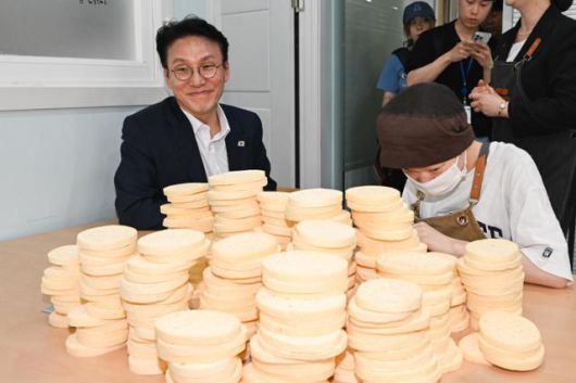 김민석(맨 왼쪽) 국무총리 후보자가 19일 서울 신길동 '꿈더하기 사회적협동조합'에서 열린 발달장애인 일자리 현장 간담회 참석에 앞서 종사자들의 작업 환경을 둘러보고 있다. 뉴시스