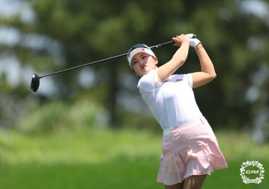 노승희가 22일 경기 안산 더헤븐 컨트리클럽에서 열린 한국여자프로골프(KLPGA) 투어 더헤븐 마스터즈 최종라운드 2번홀에서 티샷을 한 후 타구를 바라보고 있다. KLPGA 제공