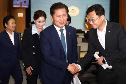 정청래(맨 앞 왼쪽) 더불어민주당 의원이 15일 서울 여의도 국회 소통관에서 당대표 출마 선언 기자회견을 마치고 나서며 장경태(오른쪽) 의원 등과 인사하고 있다. 뉴스1