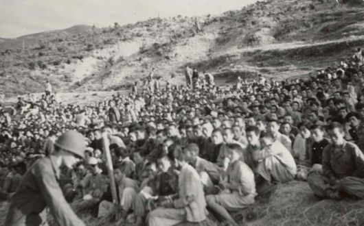 부산 포로수용소에 새로 도착한 포로들이 1950년 10월 15일 입소 절차와 분류를 기다리고 있다. 국제적십자위원회 아카이브·후마니타스 제공