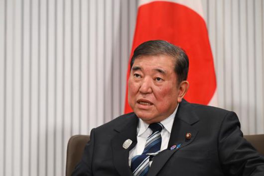 이시바 시게루 일본 총리가 17일 캐나다 앨버타주 캐내내스키스 주요 7개국(G7) 정상회의장에서 열린 앤서니 앨버니지 호주 총리와의 정상회담에서 발언하고 있다. 캐내내스키스=EPA 연합뉴스