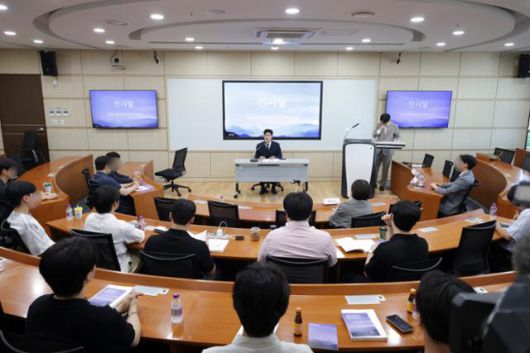 김용태(연단 가운데) 국민의힘 비상대책위원장이 22일 서울 안암동 고려대에서 전공의, 의대생들과 의료 사태 관련 대담을 하고 있다. 국민의힘 제공