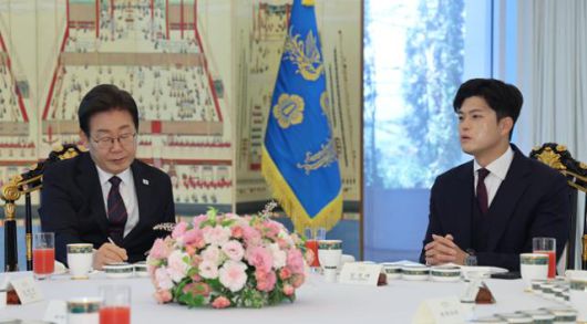 이재명(왼쪽) 대통령이 22일 서울 한남동 대통령관저에서 열린 여야 지도부와의 오찬에서 김용태 국민의힘 비상대책위원장의 발언을 듣고 있다. 뉴시스