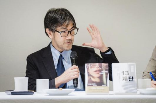 일본 추리 소설 대가 다카노 가즈아키가 20일 서울 중구 컨퍼런스하우스 달개비에서 기자간담회를 열고 신작 '죽은 자에게 입이 있다'에 대해 이야기하고 있다. 황금가지 제공