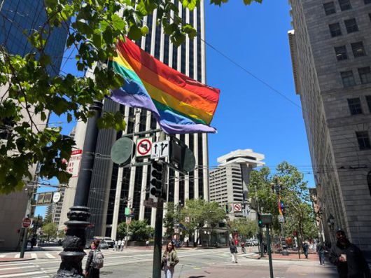 지난 18일 미국 캘리포니아주 샌프란시스코 시내에 6월 프라이드 먼스를 맞아 시가 설치한 무지개 깃발이 나부끼고 있다. 샌프란시스코=이서희 특파원