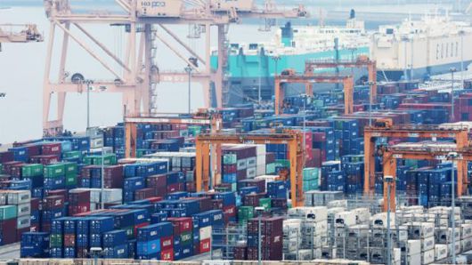 13일 경기 평택시 평택항에 수출용 컨테이너가 세워져 있다. 평택=뉴스1