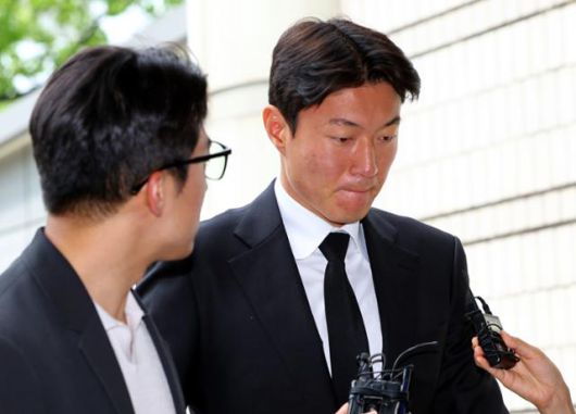 불법 촬영 혐의로 1심에서 징역형 집행유예를 선고받은 축구선수 황의조가 19일 서울 서초구 서울중앙지방법원에서 열린 항소심 1차 공판에 출석하고 있다. 뉴시스