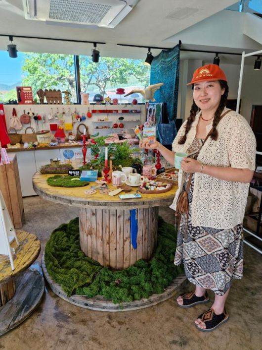 전남 강진군 병영면에서 소품 매장 오렌지버드를 운영 중인 이자형(31)씨가 본인이 제작한 각종 '병영굿즈'를 소개하고 있다. 강진=박민식 기자