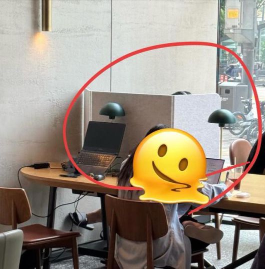 최근 스레드에서 논란이 된 '스타벅스 민폐 카공족' 사진. 스레드 캡처