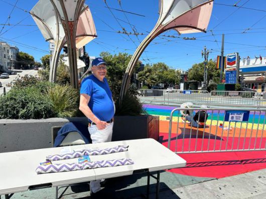 지난 18일 미국 캘리포니아주 샌프란시스코 캐스트로 지구에서 비영리단체 캐스트로 지역사회 복지 지구 소속 자원봉사자 마이클 미센티가 한국일보와 인터뷰하고 있다. 샌프란시스코=이서희 특파원