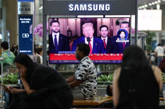 22일 인천공항 제1터미널 입국장 TV에 도널드 트럼프 미국 대통령의 이란 공격 관련 대국민담화 영상이 송출되고 있다. 영종도=뉴스1