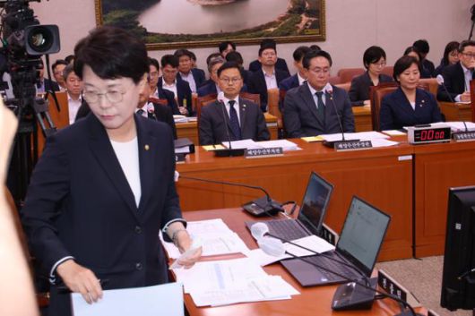 전종덕(맨 왼쪽) 진보당 의원이 23일 서울 여의도 국회의사당에서 열린 농림축산식품해양수산위원회 전체회의에 참석한 송미령(앞줄 오른쪽) 농림축산식품부 장관의 유임 결정에 항의하며 회의장을 나서고 있다. 뉴시스