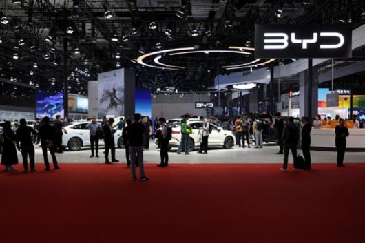지난 4월 중국 상하이에서 열린 '2025 오토 상하이(상하이 모터쇼)'에서 관람객들이 중국 전기차 업체 비야디(BYD) 부스 앞을 지나고 있다. 상하이=로이터 연합뉴스