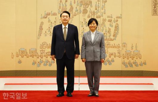 지난해 1월 3일 서울 용산 대통령실 청사에서 윤석열(왼쪽) 당시 대통령으로부터 임명장을 받은 송미령 농림축산식품부 장관이 윤 전 대통령과 함께 기념촬영을 하고 있다. 서재훈 기자