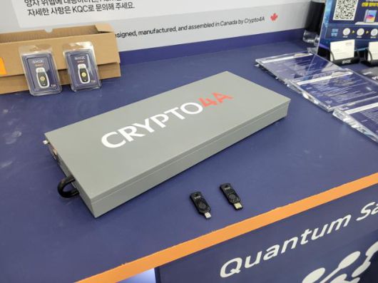 24일 서울 양재동 aT센터에서 열린 ‘퀀텀코리아 2025’에 참가한 한국퀀텀컴퓨팅(KQC)이 선보인 양자내성암호(PQC) 기반 하드웨어 보안모듈과 보안키. 신혜정 기자