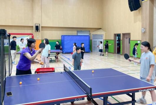 경기 파주의 삼성초에서 1992 바르셀로나 올림픽 탁구 동메달리스트 홍차옥(왼쪽)이 탁구 수업을 진행하고 있다. 국민체육진흥공단 제공