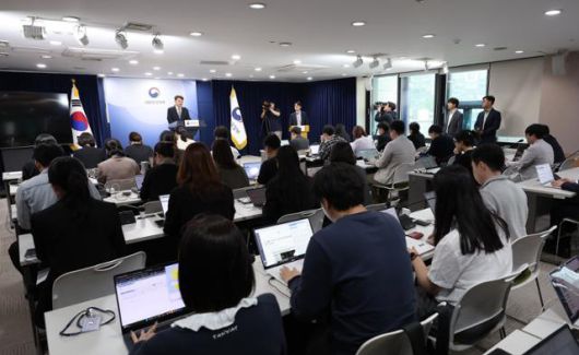 최우혁 과학기술정보통신부 정보보호네트워크정책관이 지난달 19일 서울 종로구 정부서울청사에서 SKT 침해사고 관련 민관 합동 조사결과 2차 브리핑을 하고 있다. 뉴스1