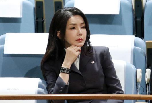 윤석열 전 대통령 부인 김건희 여사가 2023년 9월 20일(현지시간) 미국 뉴욕 유엔 총회장에서 윤석열 대통령의 기조연설을 경청하고 있다. 뉴욕=뉴시스