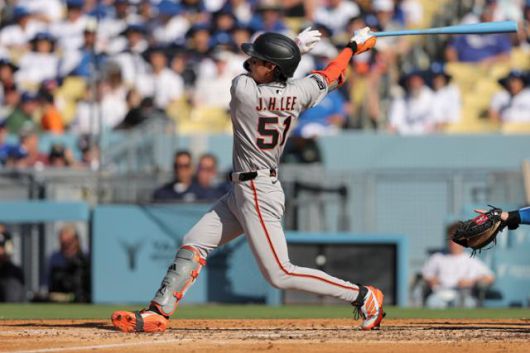 샌프란시스코 이정후가 4경기 무안타 침묵을 깨고 25일 마이애미전에서 안타를 기록했다. 사진은 16일 미국 캘리포니아주 로스앤젤레스의 다저스타디움에서 열린 LA 다저스와 경기에서 4회 초 2타점 적시 3루타를 치고 있는 이정후의 모습. 로스앤젤레스=AP 뉴시스