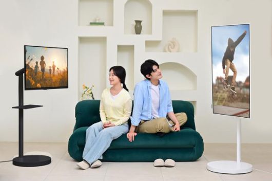 삼성전자가 스마트모니터와 연결할 수 있는 'ㄱ자형' 무빙스탠드(왼쪽)를 새로 출시했다. 오른쪽은 기존에 나온 'I자형' 무빙스탠드. 삼성전자 제공