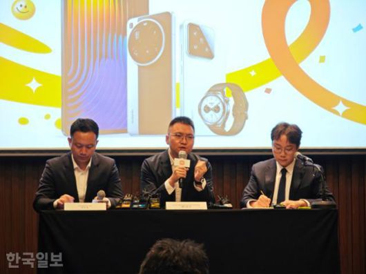 25일 서울 여의도 콘래드호텔에서 열린 샤오미 기자간담회에서 앤드루 리(가운데) 샤오미 국제사업부 동아시아 지역 총괄이 발언하고 있다. 김진욱 기자